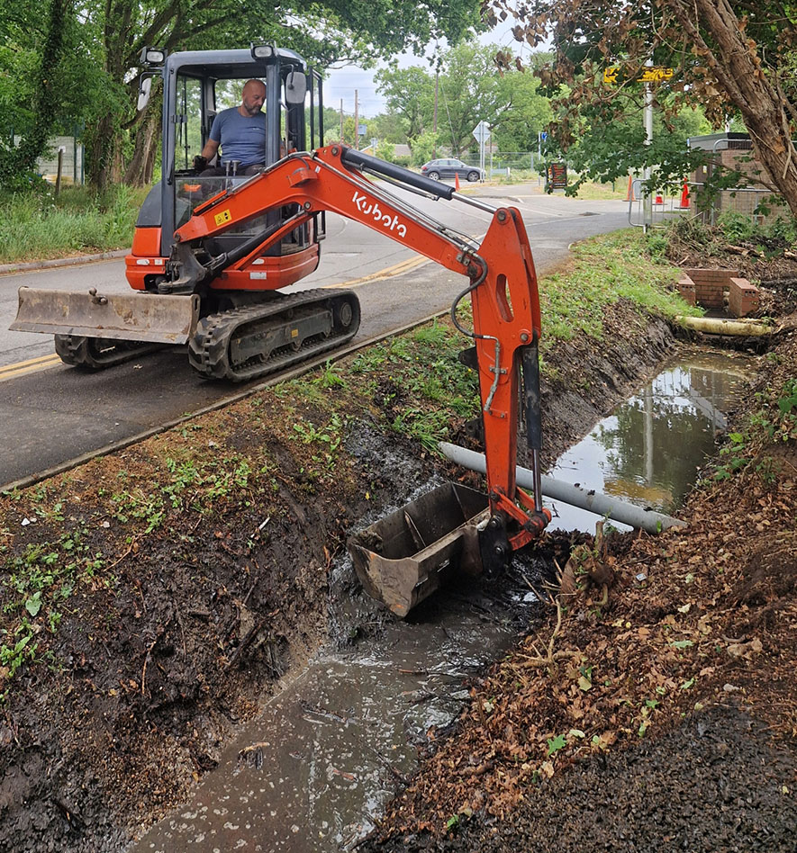 Digger hire with a driver in Berkshire, Hampshire, South Oxfordshire, and Surrey