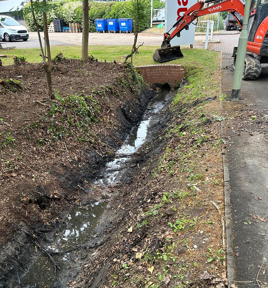 Digger hire with a driver in Berkshire, Hampshire, South Oxfordshire, and Surrey for ditching
