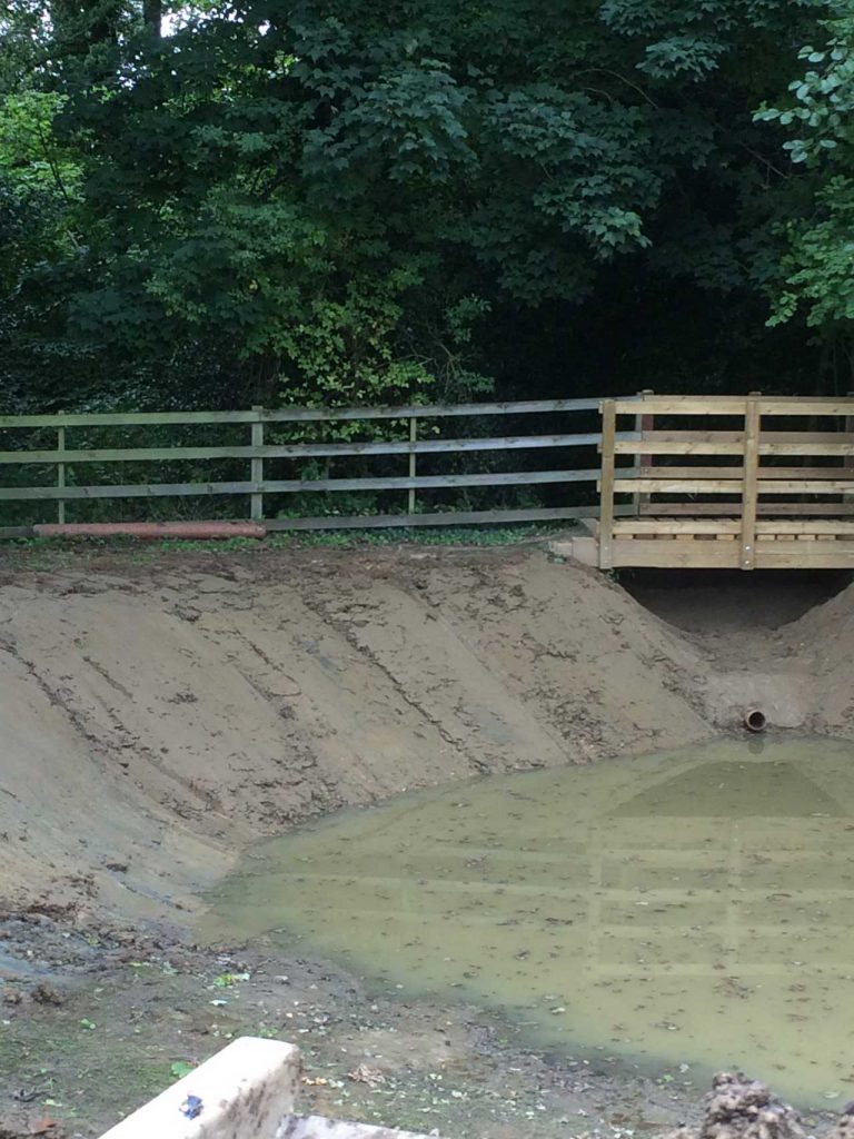 Clay lining lakes in Berkshire, Hampshire and Surrey Let The Digger Do It
